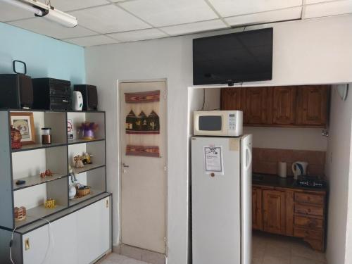 西波列蒂Departamentos Fuentes的厨房配有冰箱和微波炉。