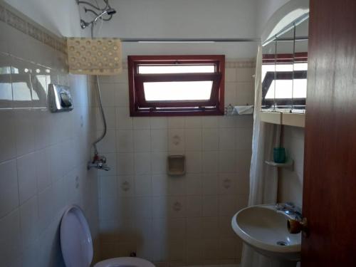 拉帕洛马Chalecito hermoso的一间带卫生间和水槽的浴室