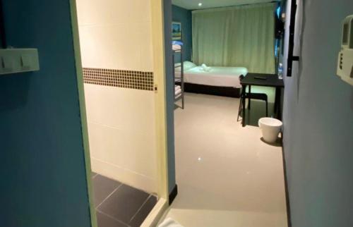 曼谷素坤逸路小猪旅舍的带一张床和一间浴室的房间