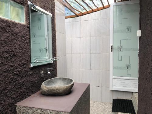 塞姆博伦拉旺塞姆巴伦吉塔山林小屋的一个带石制水槽的柜台浴室