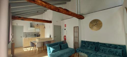 埃尔瓦LA CASITA的客厅配有沙发和墙上的时钟