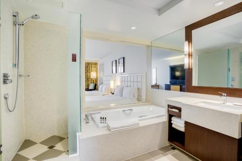 塔穆宁关岛凯悦酒店的带浴缸和盥洗盆的浴室