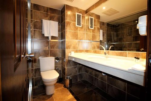 穆达尼亚穆达尼亚蒙塔尼亚酒店的浴室配有卫生间、盥洗盆和浴缸。