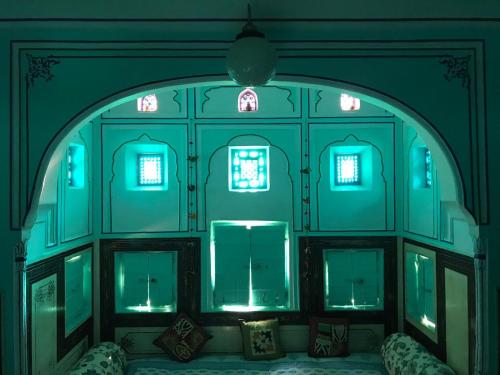 斋浦尔Jaipur Haveli的一间拱形客房,在房子里拥有蓝色的灯光