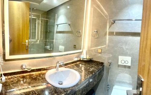 Mirnian Hotel的一间浴室