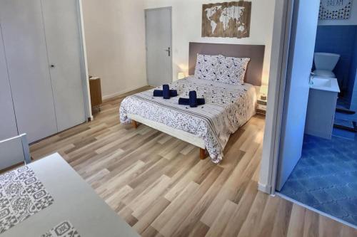 穆斯捷-圣玛丽Studio vue sur la roche, au calme Moustiers #1的一间卧室配有一张床,铺有木地板