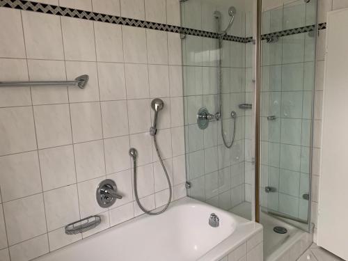莱茵费尔登Apartment "Wirtschaftswunder"的带淋浴和浴缸的浴室