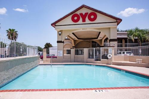 麦卡伦OYO Hotel McAllen Airport South的一座位于Wxyz大楼前的游泳池