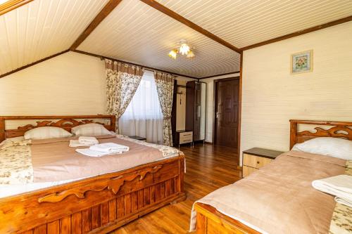 布克维Smerichka的铺有木地板的客房内的两张床