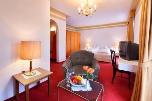 巴特沃里斯霍芬鲁特波尔德克尔酒店的带沙发、床和桌子的客厅