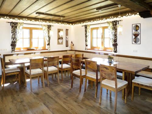 福尔施陶Chalet Aualm - FRT100 by Interhome的用餐室配有木桌和椅子