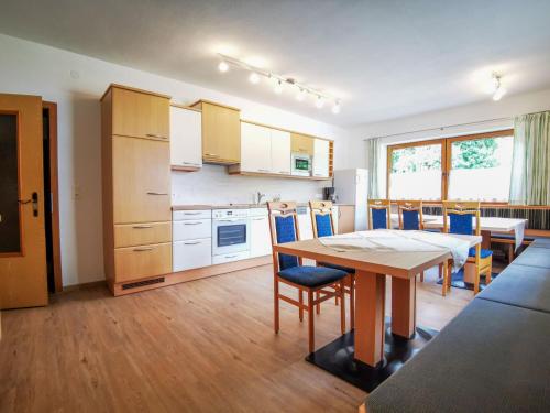 齐勒谷地施特拉斯Holiday Home Kainer - FGZ210 by Interhome的厨房以及带桌椅的用餐室。