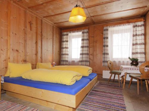 Hochmark圣周道克穆赫霍夫公寓的卧室配有一张床铺,位于带木墙的房间内