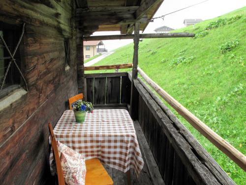 图克斯Chalet Lippnerhütte - LNH120 by Interhome的小屋门廊上的桌椅