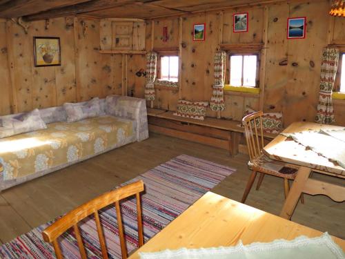 图克斯Chalet Lippnerhütte - LNH120 by Interhome的客厅配有沙发和桌子