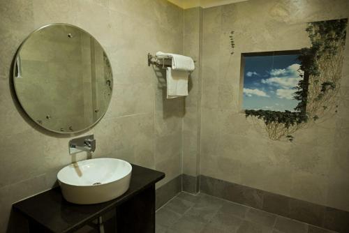Hotel Golden Bliss的一间浴室