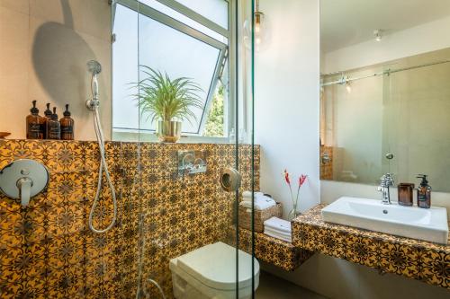 瓦加托La Risa Estate的带淋浴、卫生间和盥洗盆的浴室