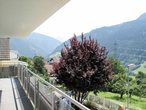 弗利斯Apartment Leni - FIE151 by Interhome的阳台的背景是树木和山脉