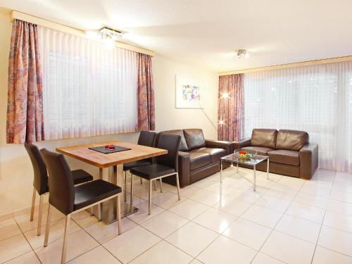 采尔马特Apartment Roger-2 by Interhome的客厅配有沙发和桌椅