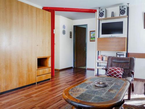 采尔马特Apartment Dianthus-1 by Interhome的客厅配有桌子和电视