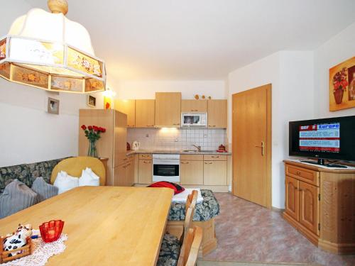 希帕赫Apartment Hundsbichler-1 by Interhome的客厅以及带桌子和电视的厨房。