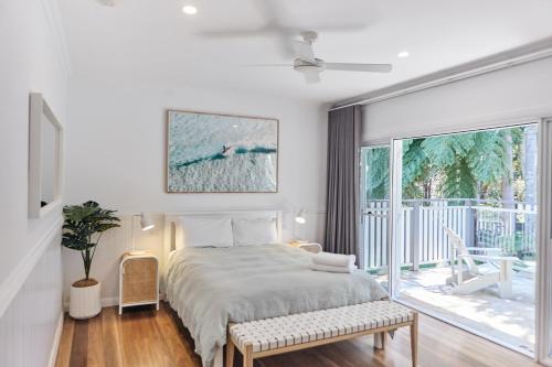 拜伦湾Sunrise Guesthouse的一间卧室设有一张床和一个大窗户