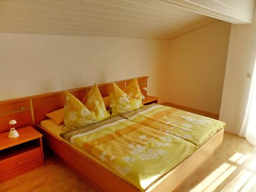 TerfensApartment Schallhart by Interhome的一间卧室配有一张带黄色枕头的大床