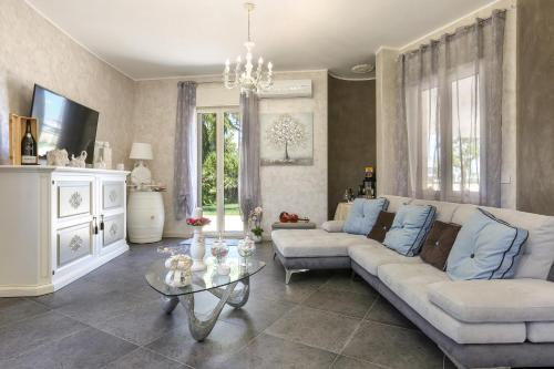 奥里亚La Perla Bianca Luxury Spa by BarbarHouse的客厅配有沙发和桌子