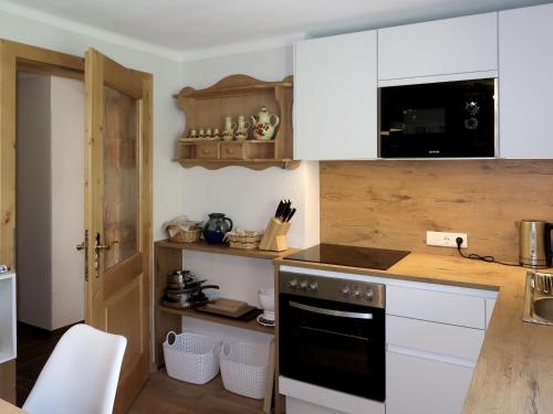 Holiday Home Sonnheim - WIL560 by Interhome的厨房或小厨房