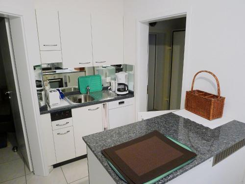 布奥克斯Apartment Hegglistrasse 9-2 by Interhome的厨房配有白色橱柜和台面