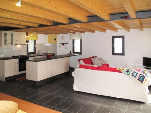 CastroHoliday Home Rustico De Leoni by Interhome的一间带白色沙发的客厅和一间厨房