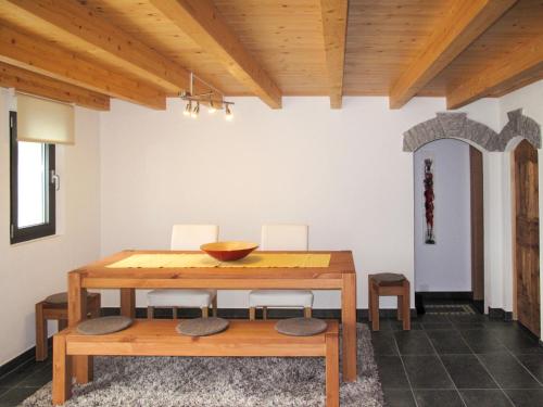 CastroHoliday Home Rustico De Leoni by Interhome的一间带木桌和椅子的用餐室
