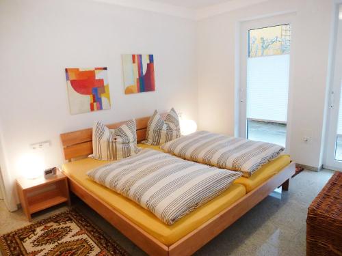 艾森巴哈艾森巴赫公寓的一间卧室配有一张带两个枕头的床