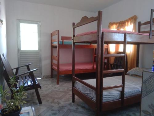 索雷Hostel Viajante Marajo的一间房间,设有三张双层床