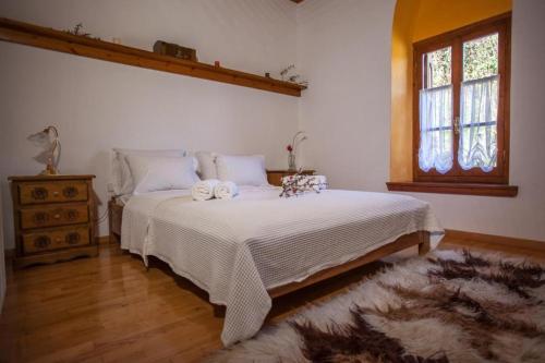 马克里尼撒Eremia Rustic House - Entire Villa in Pelion的一间卧室配有一张床,上面有两条毛巾