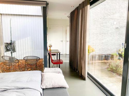 蒂尔堡冬季住宿加早餐旅馆的一间卧室设有一张床和一个大窗户