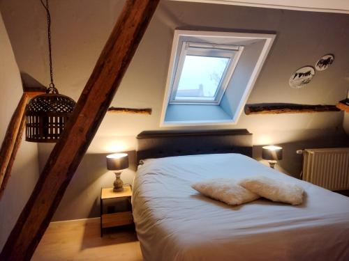 NiawierGrytmanshoeve, Vakantiehuis met glamping的卧室配有白色的床和窗户