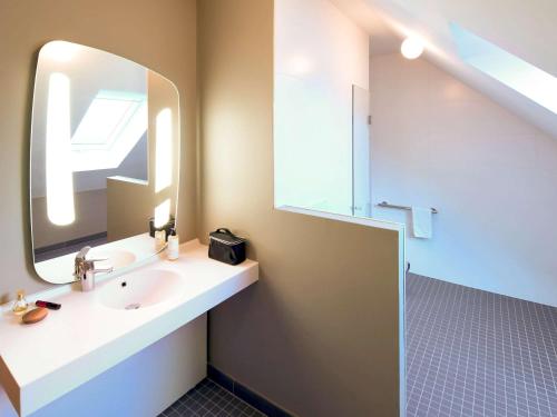 布雷斯特布雷斯特克加赫德克酒店的一间带水槽和镜子的浴室