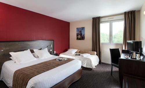 茹埃莱图尔阿斯库瑞奥酒店的酒店客房设有两张床和红色的墙壁。