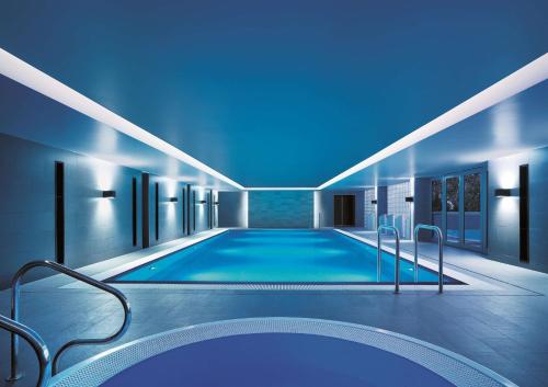 悉尼Shangri-La Sydney的蓝色天花板建筑中的游泳池