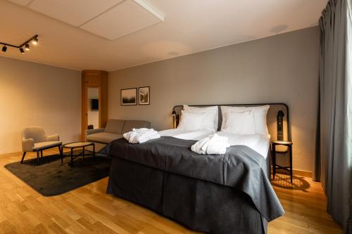 韦斯特罗斯克拉利奥伊特吉连锁酒店的一间卧室配有一张大床和一把椅子