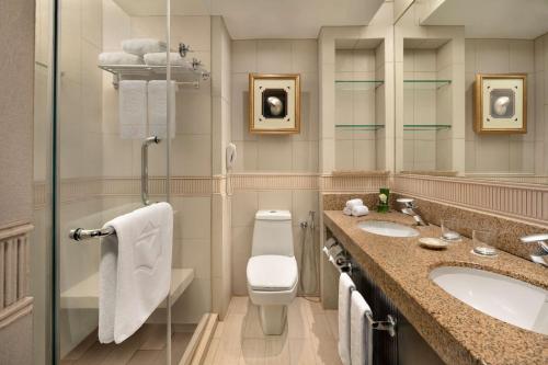 峇都丁宜槟城金沙香格里拉的一间带卫生间、水槽和镜子的浴室