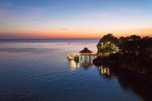 长滩岛Shangri-La Boracay的日落时分在水上欣赏度假村的空中景色