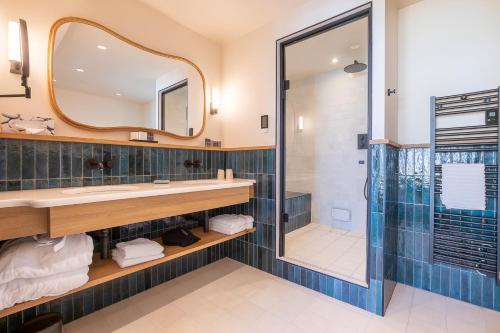 比亚里茨巴黎酒店兼咖啡馆的一间带水槽和淋浴的浴室