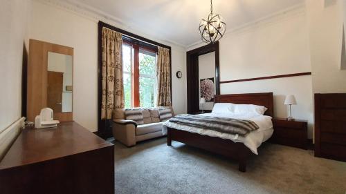 MansewoodBemersyde Villa-Studios的卧室配有床、椅子和窗户。