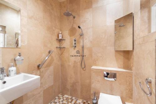 温莎5 MIN TO CASTLE & SHOPS - CHARMING CHARACTER HOME的带淋浴和盥洗盆的浴室
