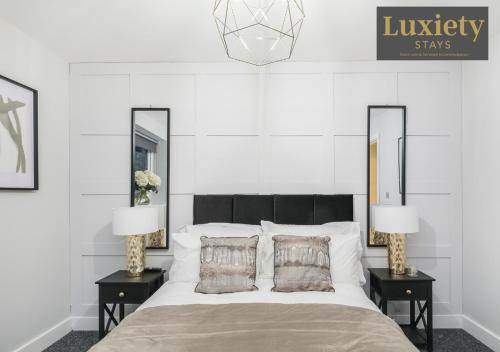 滨海绍森德City Centre - Modern Apartment - by Luxiety Stays Serviced Accommodation Southend on Sea -的一间卧室配有一张带2个床头柜的大床
