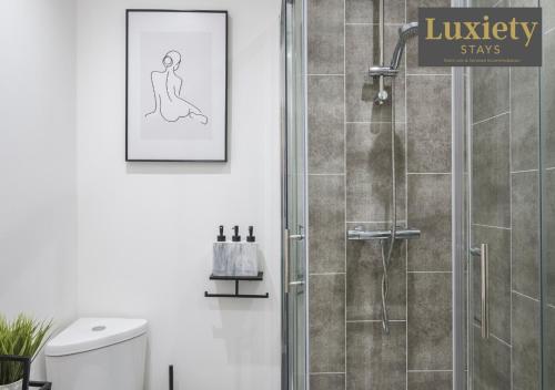 滨海绍森德City Centre - Modern Apartment - by Luxiety Stays Serviced Accommodation Southend on Sea -的带淋浴、卫生间和图片的浴室