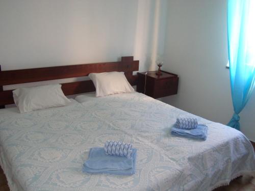 萨格里什米拉福塔雷萨宾馆的一间卧室配有一张床,上面有两条毛巾