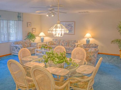 棕榈海岸Holiday Home Sunrise by Interhome的客厅配有桌椅